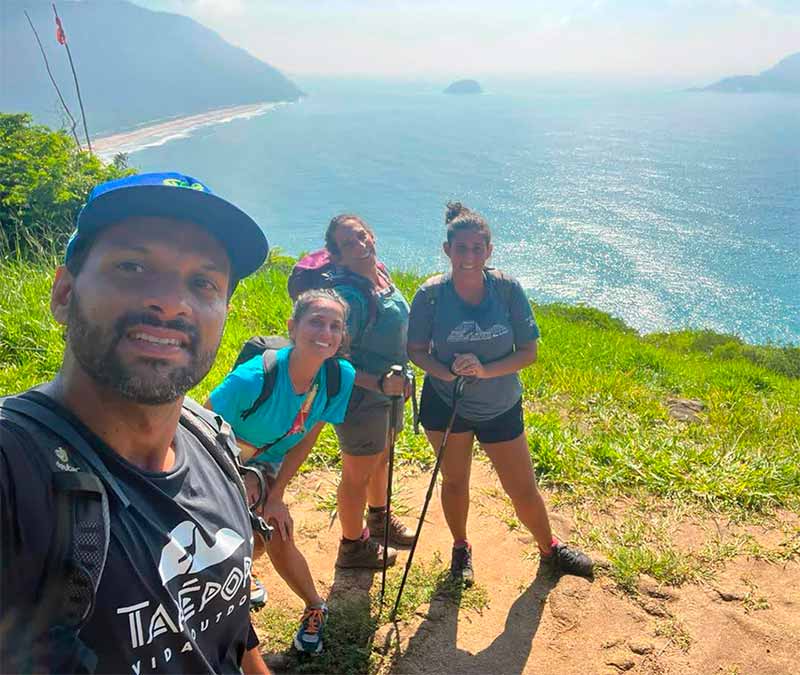 Selfie de viajantes desbravando trilha