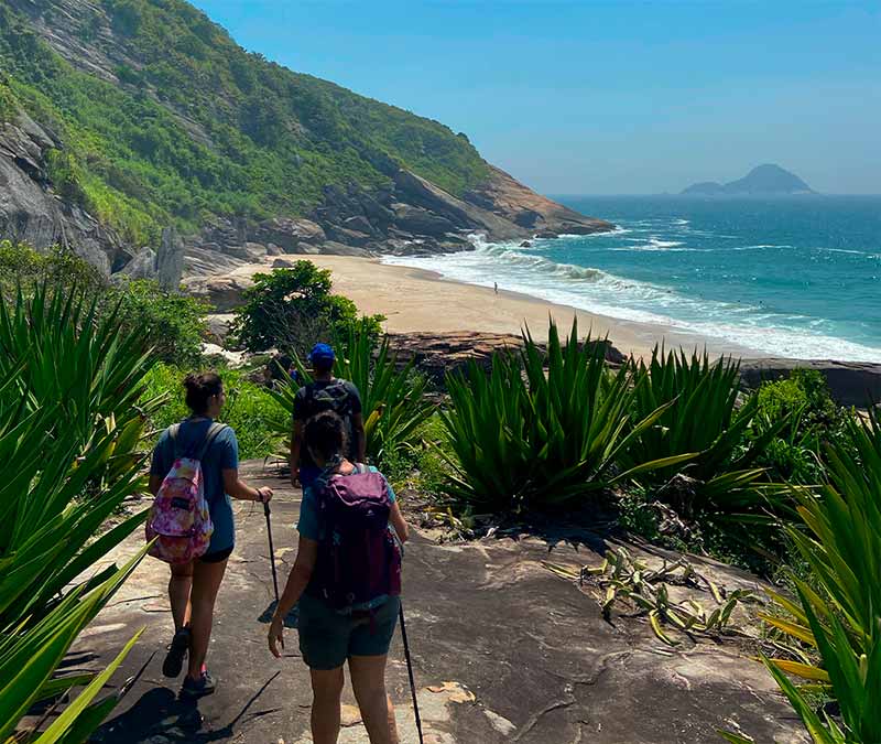 Viajantes desbravando trilha