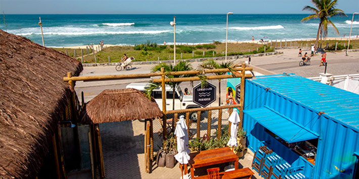 Fachada da hospedagem do Longboard Paradise de frente para praia no Rio de Janeiro