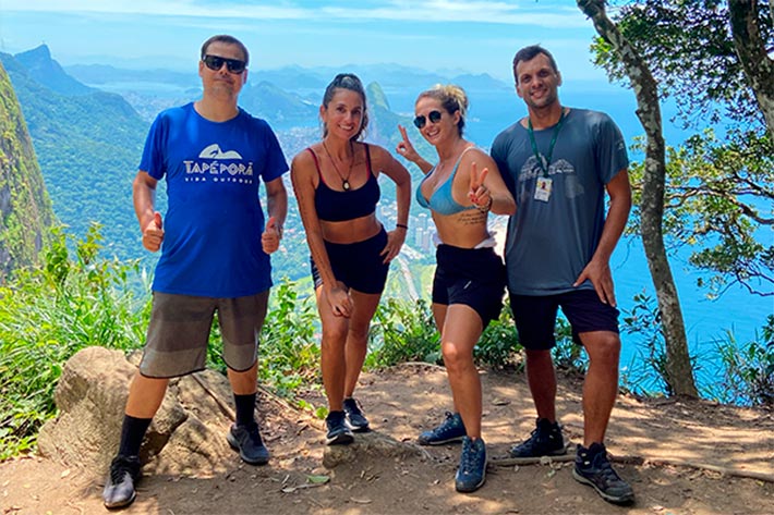 Grupo de pessoas em meio à natureza na trilha Garganta do Céu na Zona Oeste do Rio de Janeiro