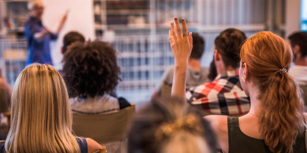 Grupo de profissionais participando de um workshop em uma sala de treinamento no Rio de Janeiro. 