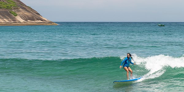 Surfista pegando uma onda em uma praia do Rio de Janeiro