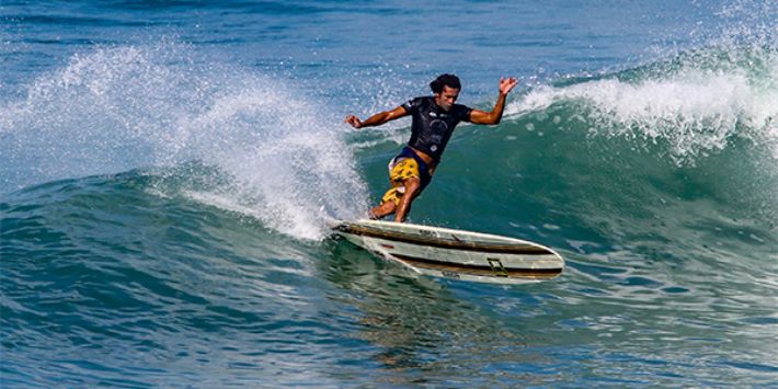 Surfista pegando onda em praia do Rio de Janeiro